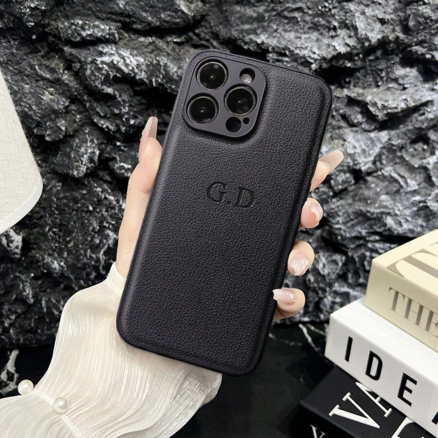 Ốp điện thoại khắc tên cá nhân theo yêu cầu, tương thích với iPhone 11 12 13 14 15 16 17 Pro Max Plus 17 Air 13 12 Mini, chất liệu da PU cao cấp Hàn Quốc, khắc chữ 3D DIY, tên viết tắt, tương thích với iPhone X XS XR XS MAX 7 8 Plus, chống sốc, quà tặng lễ hội cho người yêu, bạn bè, gia đình và chính bạn. Tương thích với Samsung Galaxy S25 S24 S23 S22 S21 Ultra, lựa chọn theo mùa, sang trọng tinh tế.