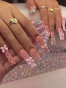 24 Stück rosa französische Spitzen XXL lange quadratische Aufklebe-Nägel, 3D bunte Strass & rosa Schleifen Nägel im Gothic-Stil, glänzende Full-Cover Fake-Nägel für Frauen und Mädchen - inklusive Nagelfeile & Gelee-Kleber Nagelbedarf