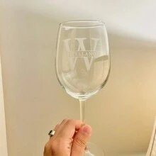 Verre à vin avec monogramme, verre à vin gravé, cadeau de mariage personnalisé, verre à vin avec monogramme de lettre, cadeaux personnalisés pour elle, cadeaux de demoiselle d'honneur de mariage, cadeau de Noël pour les femmes, cadeau de fête unique, gravé personnalisé ou père du marié par Lifetime Creations: Cadeau, Mariage