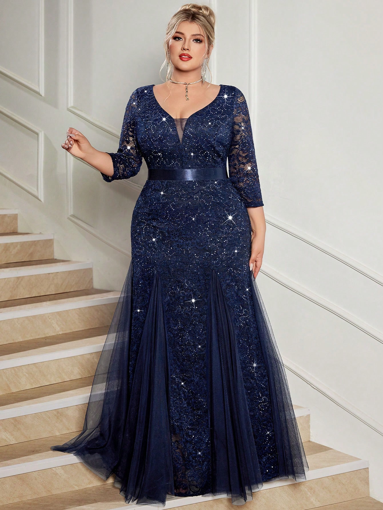 فستان ماكسي ذو رقبة عميقة على شكل حرف V مزين بالتر...