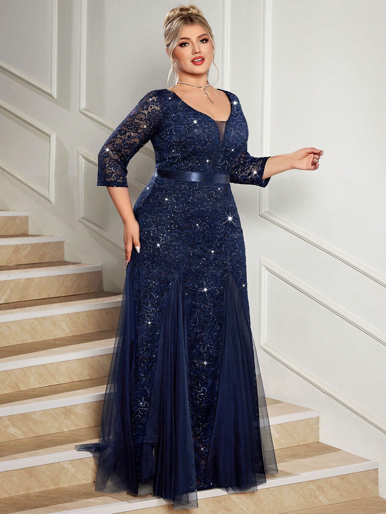 فستان ماكسي ذو رقبة عميقة على شكل حرف V مزين بالتر...