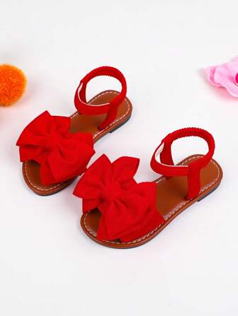 一双女童凉鞋新款蝴蝶结公主鞋松紧带设计软底休闲女童沙滩鞋夏季。
