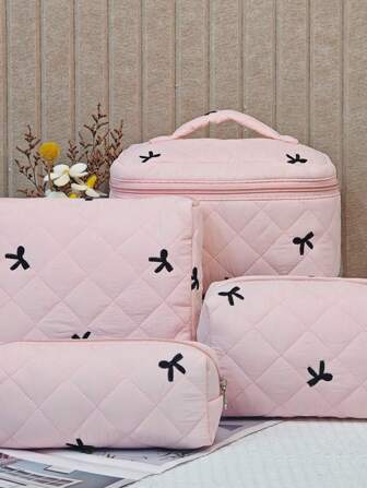 女士蝴蝶结刺绣绗缝化妆包套装，可爱马卡龙色大容量化妆包，轻盈蓬松填充洗漱包，适合旅行收纳和日常使用。可用作学生化妆包、返校用品化妆包、学校用品收纳包、房间用品整理包、旅行必备化妆包、节日必备化妆包，也是送给女性的礼物、圣诞礼物和送礼佳品。