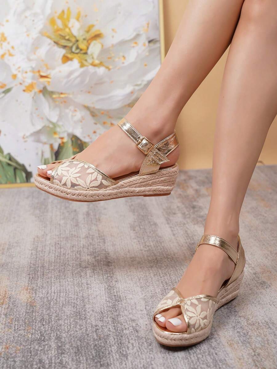 Sandal đế xuồng thời trang nữ, chất liệu rơm dệt lưới, thoáng khí, thích hợp cho kỳ nghỉ xuân hè.