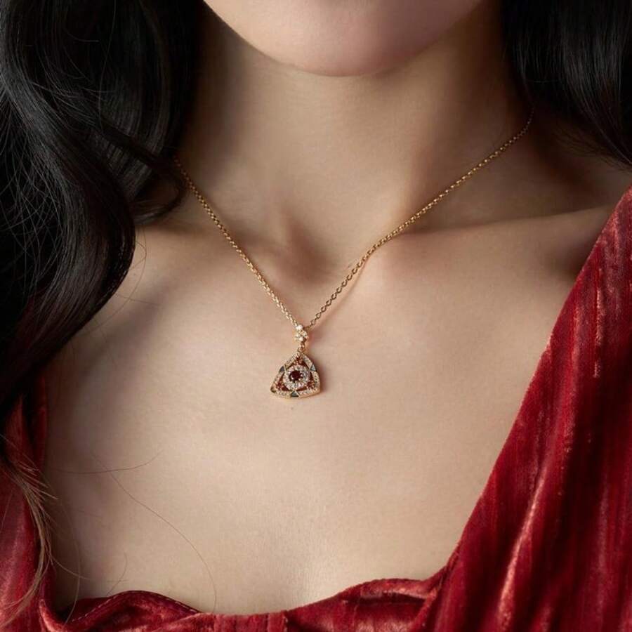 Women's Imitation Red Garnet Triangle Pendant Niche Design Medieval Art Necklace Clavicle Chain - 彩色 - 查看 1