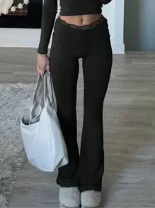 Damskie spodnie z koronką w jednolitym kolorze, z rozkloszowanym dołem i dopasowanym krojem, eleganckie i szykowne na wiosnę/lato