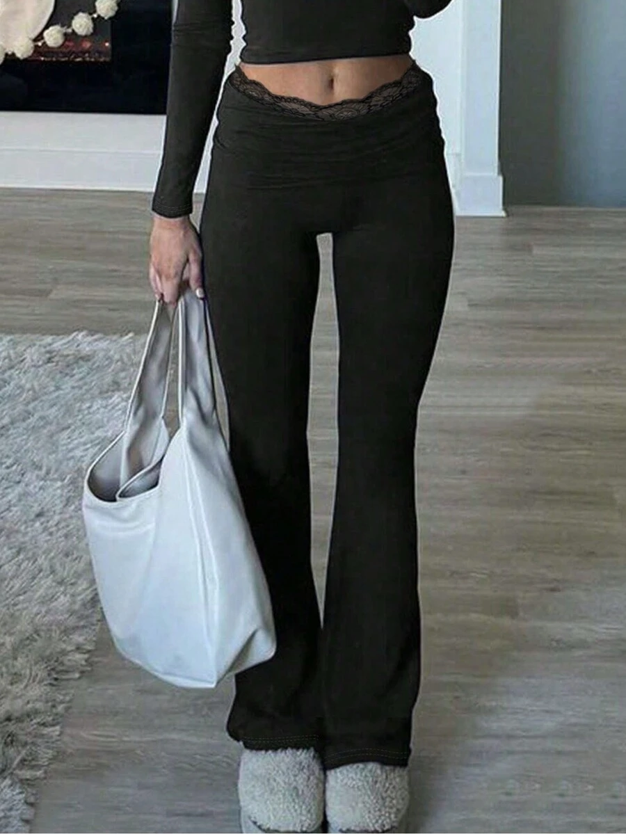 Damskie spodnie z koronką w jednolitym kolorze, z rozkloszowanym dołem i dopasowanym krojem, eleganckie i szykowne na wiosnę/lato