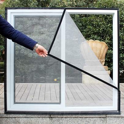 1 块自粘式纱窗，带钩环扣，易于安装和拆卸，耐用透气的网眼，可防蚊、防虫、防尘，适用于窗户和门，是春夏季使用的理想选择