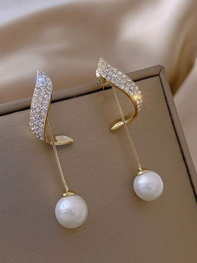 一对法式风格镶满水钻的珍珠耳坠，优雅百搭，适合正式场合/日常佩戴，是送给女性的绝佳礼物。