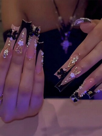 1 caja de 24 uñas postizas de lujo y elegantes con diseño de copos de nieve y rayas, de tamaño corto y ovalado, con acabado brillante. Incluye 1 pieza de gel de gelatina y 1 pieza de lima de uñas. Gran regalo para niñas y mujeres. Uñas postizas y suministros para uñas.