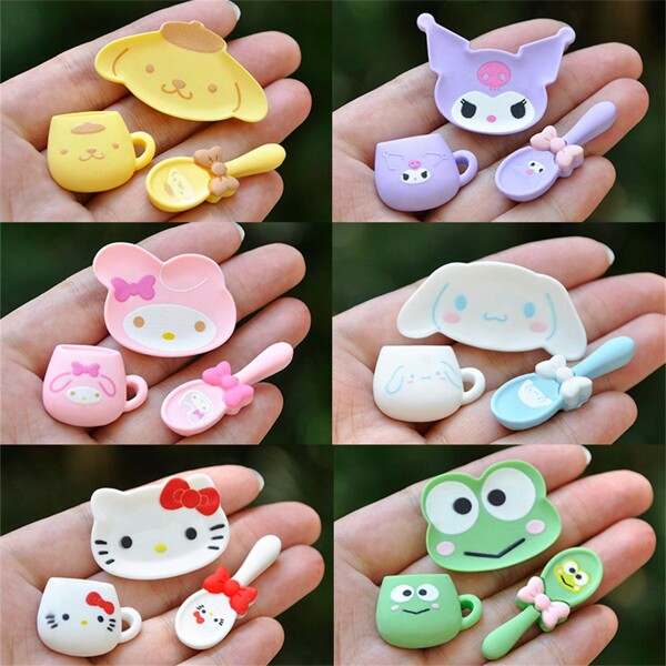 Sanrio 1 set de 3 pièces de la série Sanleo, décorations, tasses en résine DIY, assiettes, cuillères, accessoires pour cheveux, décorations d'étuis de téléphone portable, forme unique, premier choix pour les cadeaux, jeu riche, convient pour Noël, la Saint-Valentin, collection, décoration, etc., le meilleur cadeau pour les femmes.