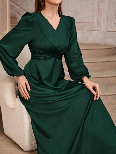 Vestido longo elegante e discreto de cor sólida com mangas bufantes para primavera e inverno. Ideal para o dia a dia.