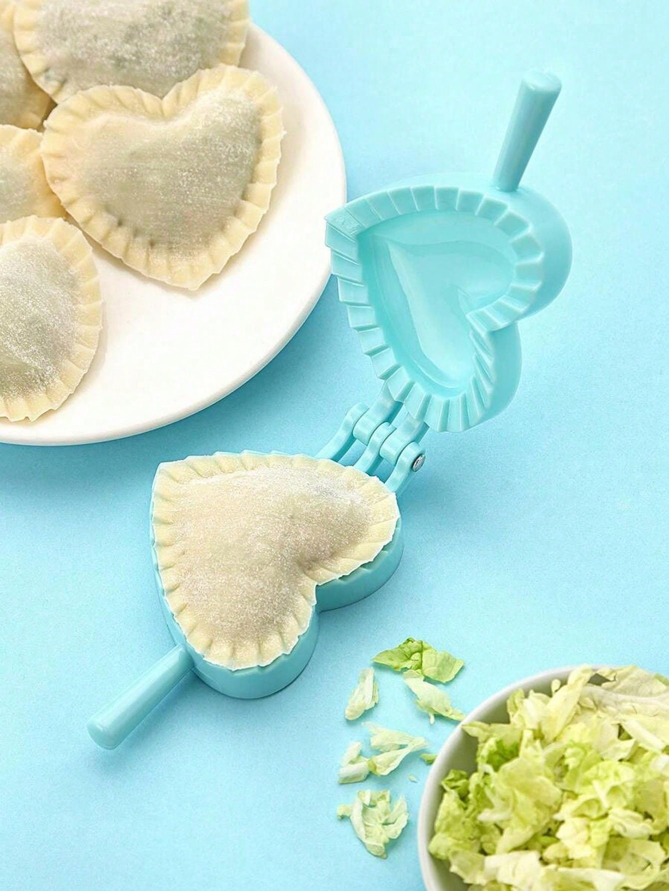 1 قالب من على شكل قلب لعمل الكمبوشات والفطائر وانت...