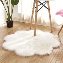 Soft & Comfortable Cream-Colored Floral Shaped Decorative Carpet Mat, Suitable For Living Room, Bedroom, And Foyer For Valentine's Day Room Decor Rug Bedroom Decor Rugs