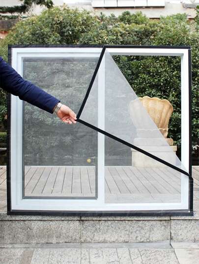 1 块自粘式纱窗，带钩环扣，易于安装和拆卸，耐用透气的网眼，可防蚊、防虫、防尘，适用于窗户和门，是春夏季使用的理想选择