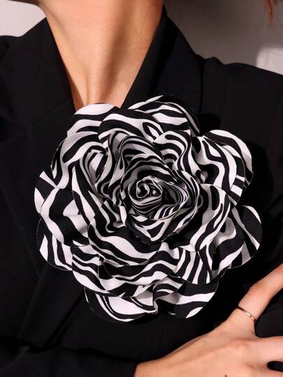 15cm Broche de flor de tela con rayas de cebra exageradas en blanco y negro, línea colorida, adecuado para solapa de traje, anfitrión de noche, accesorios de oficina, camisas, chaquetas, joyería, ropa de Navidad y Halloween, pasador gracioso y lindo, regalos para maestros