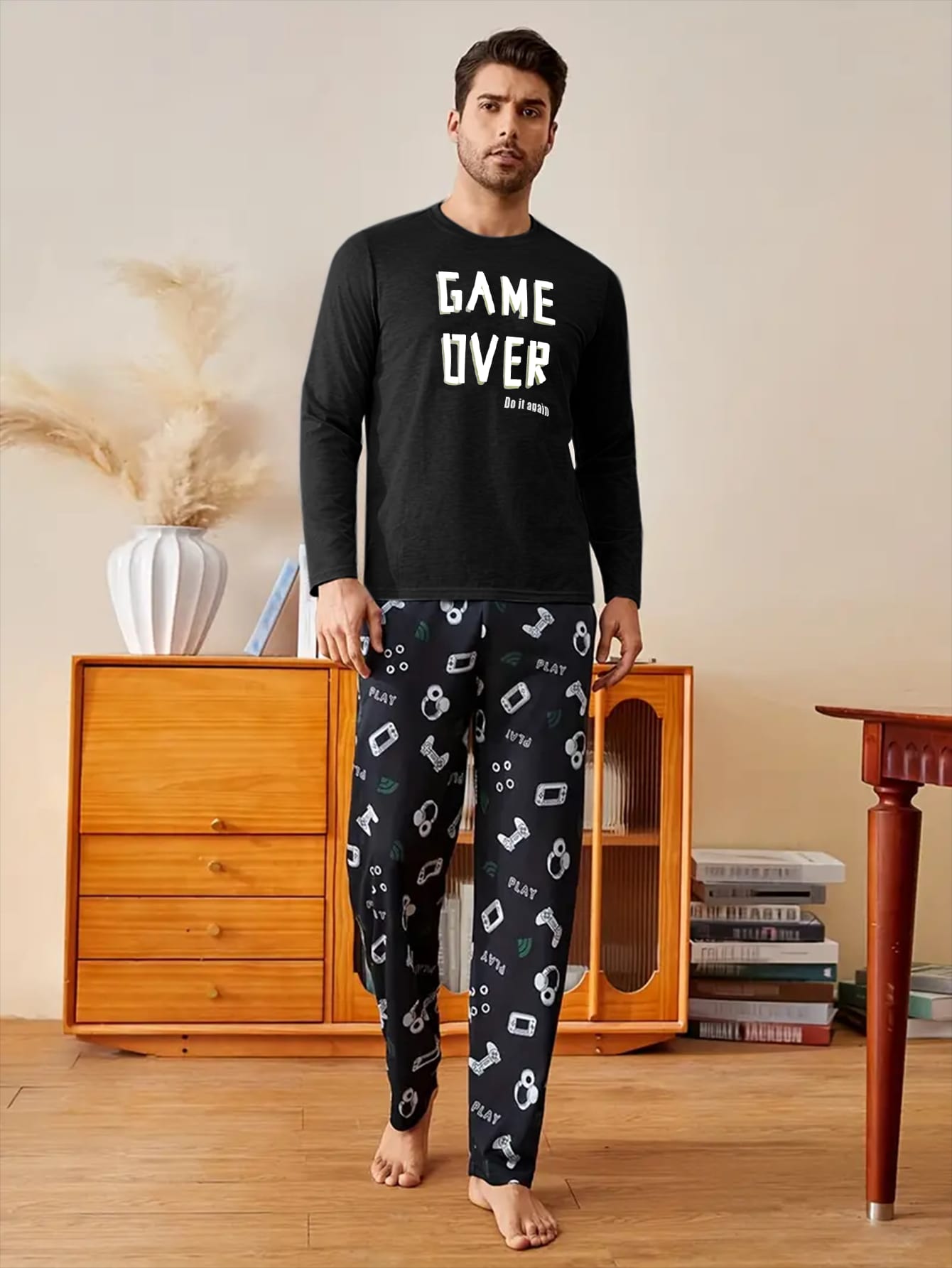 2 pièces Set de pyjama confortable avec imprimé de manette de jeu vidéo pour hommes - Top à col rond à manches longues et pantalon avec poches, vêtement de détente en polyester doux