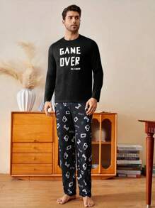 2 pièces Set de pyjama confortable avec imprimé de manette de jeu vidéo pour hommes - Top à col rond à manches longues et pantalon avec poches, vêtement de détente en polyester doux