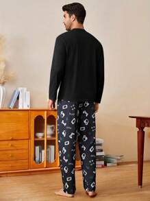 2 pièces Set de pyjama confortable avec imprimé de manette de jeu vidéo pour hommes - Top à col rond à manches longues et pantalon avec poches, vêtement de détente en polyester doux