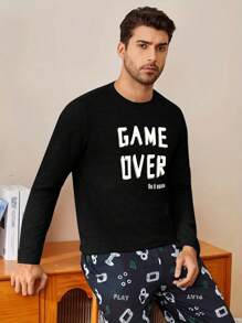 2 pièces Set de pyjama confortable avec imprimé de manette de jeu vidéo pour hommes - Top à col rond à manches longues et pantalon avec poches, vêtement de détente en polyester doux