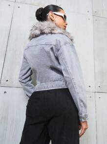 Chamarra cazadora Y2K outfit urbano street style look estilo trucker denim mezclilla dama mujer cuello tipo camisero textura tipo faux fur peluche ajuste cierre bolsillos cargo solapa  al frente cinturón trabillas bajo casual día noche calle salida otoño invierno - Gris - Ver 6