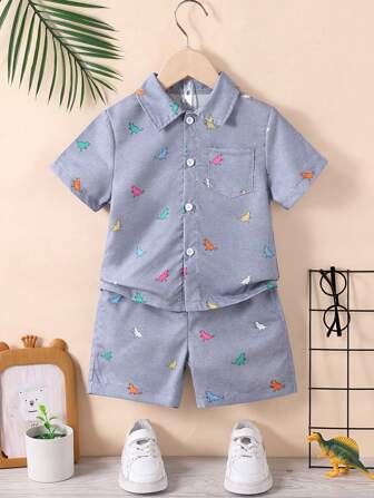 2 件套年轻男孩休闲恐龙印花短袖衬衫和短裤套装，适合夏季、运动、休闲、日常、户外、学校