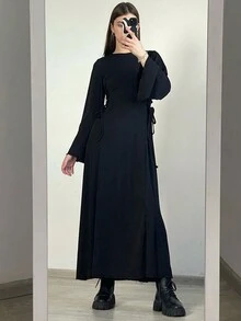 Sukienka damska czarna z długim rękawem, dopasowana, rozkloszowana