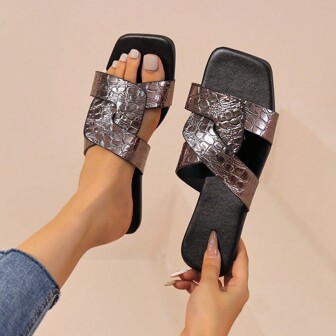 大码女式夏季凉鞋，女士交叉带方头露趾一脚蹬休闲平底拖鞋，柔软舒适，适合室内外穿着