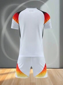 Conjunto de fútbol personalizable estilo alemán para niños y jóvenes (8-12 años) - Conjunto personalizado de camiseta y pantalones cortos, con logotipos, números y contenido de texto personalizables - Blanco - Ver 5