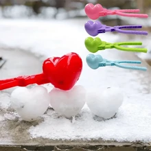 1 pièce de différents accessoires pour fabriquer des boules de neige, outils de sculpture de neige d'hiver, avec des moules en forme de cœur, de football, de canard, de bonhomme de neige. Équipement de jeu en plastique pour l'extérieur, utilisé pour les batailles de boules de neige - style et couleur aléatoires.