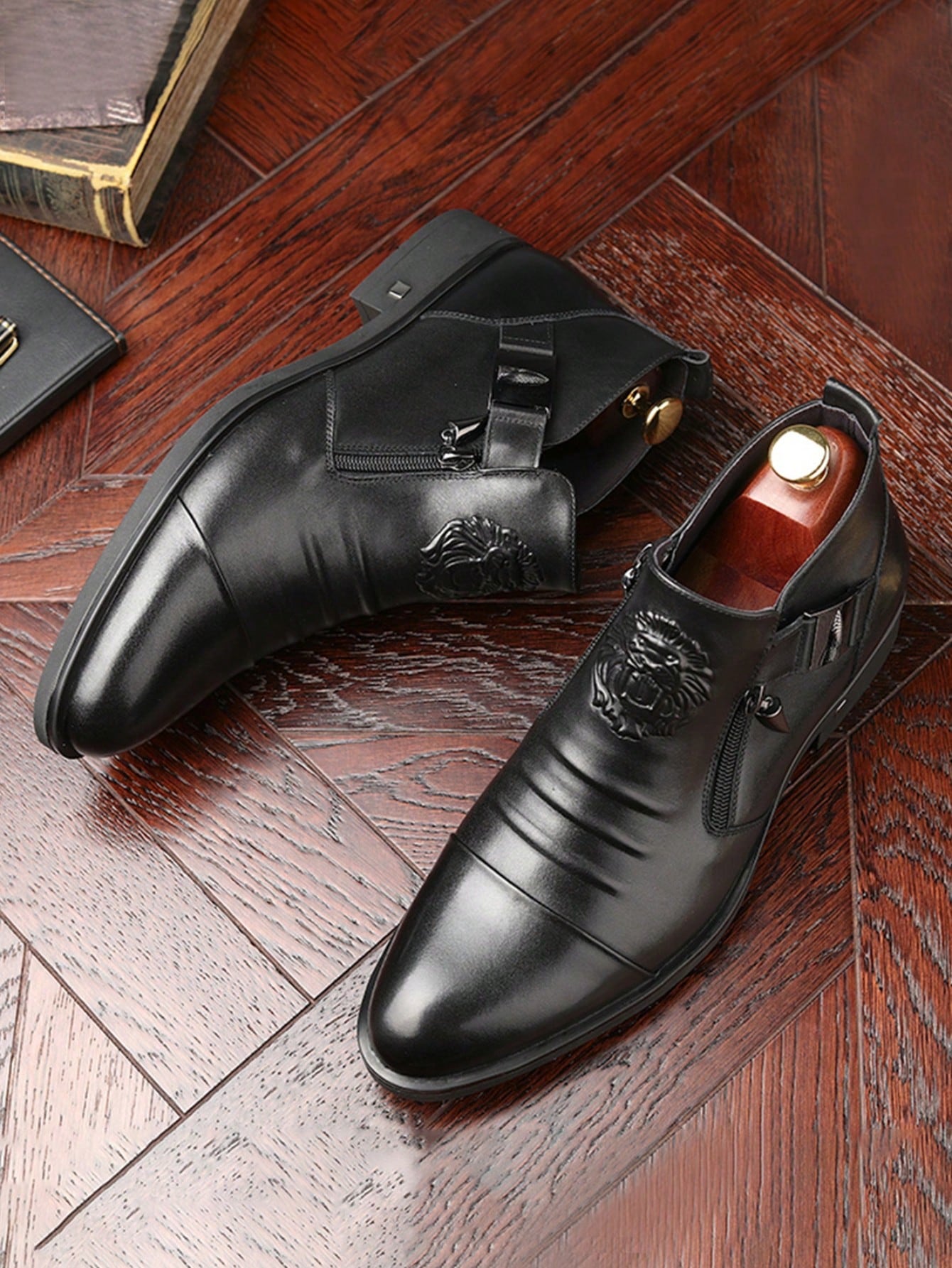 بوت كاحل للرجال تصميم مذهب بالنقش على شكل أسد