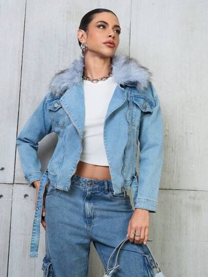 Chamarra cazadora Y2K outfit urbano street style look estilo trucker denim mezclilla dama mujer cuello tipo camisero textura tipo faux fur peluche ajuste cierre bolsillos cargo solapa  al frente cinturón trabillas bajo casual día noche calle salida otoño invierno