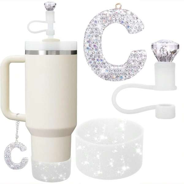 Set di 3 pezzi di accessori progettati appositamente per tazze: 1 pezzo di coperchio di cannuccia in silicone con iniziale, 1 pezzo di ciondolo per maniglia con lettera in strass e 1 pezzo di stivale decorativo in silicone, 2 pezzi di coperchi anti-perdita