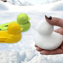 1 pièce de différents accessoires pour fabriquer des boules de neige, outils de sculpture de neige d'hiver, avec des moules en forme de cœur, de football, de canard, de bonhomme de neige. Équipement de jeu en plastique pour l'extérieur, utilisé pour les batailles de boules de neige - style et couleur aléatoires.
