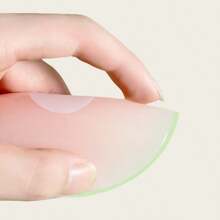 2 件女士乳头罩 - 粘性硅胶乳头罩 - 可重复使用乳头罩，女士粘性胸罩乳头罩，提升硅胶乳头罩圆形和花形蛋糕乳头罩，聚拢小胸加厚隐形胸罩提升吊带乳头罩，夏季防走光隐形防凸点运动贴身垫，适用于女士内衣和无肩带连衣裙