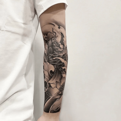 (Ryba Koi bawiąca się z ramieniem kwiatów lotosu) Botaniczne tymczasowe naklejki tatuażowe, realistyczne i trwałe, wodoodporne i odporne na rozmazywanie, utrzymują się od 7 do 15 dni