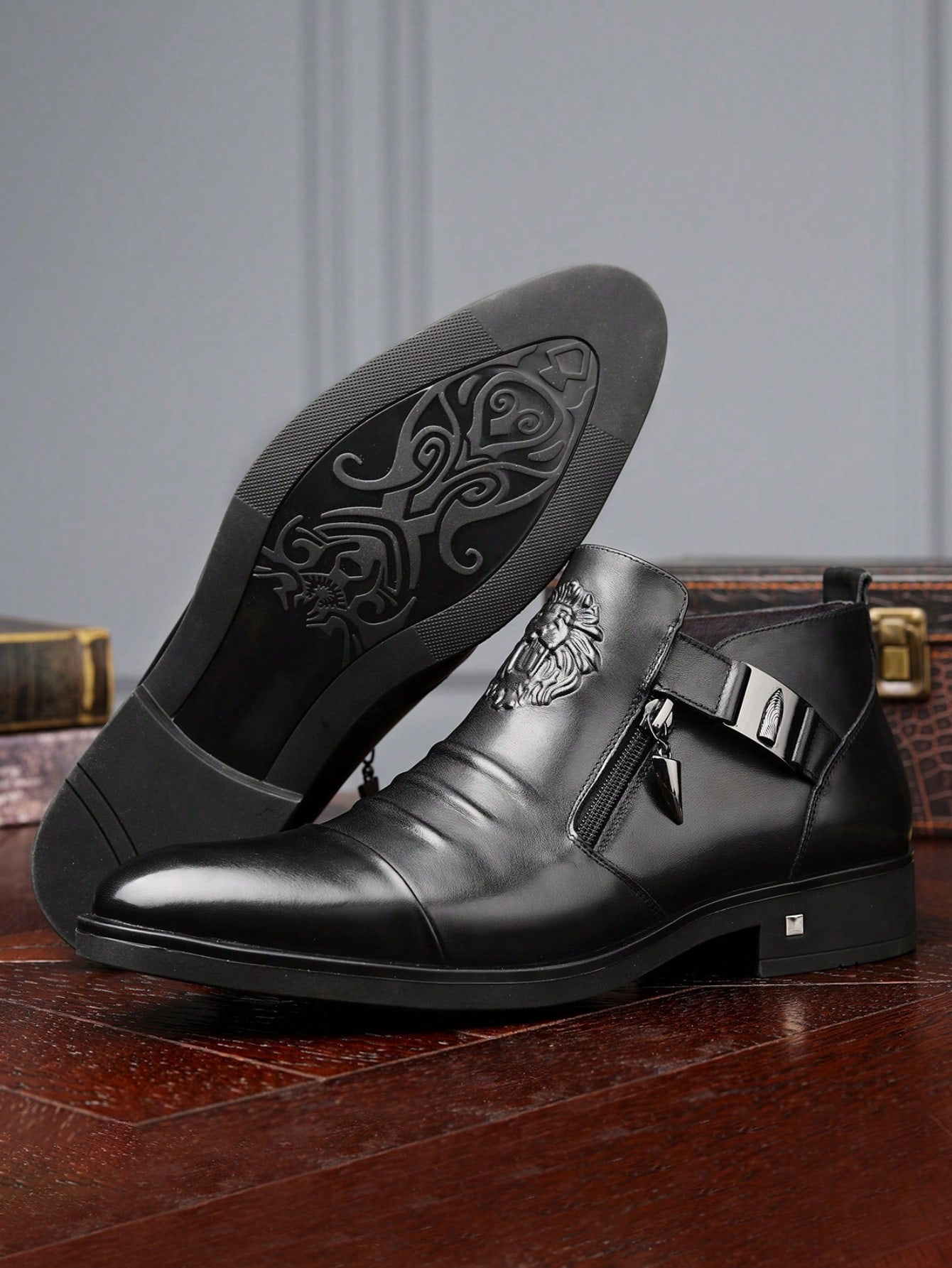 بوت كاحل للرجال تصميم مذهب بالنقش على شكل أسد