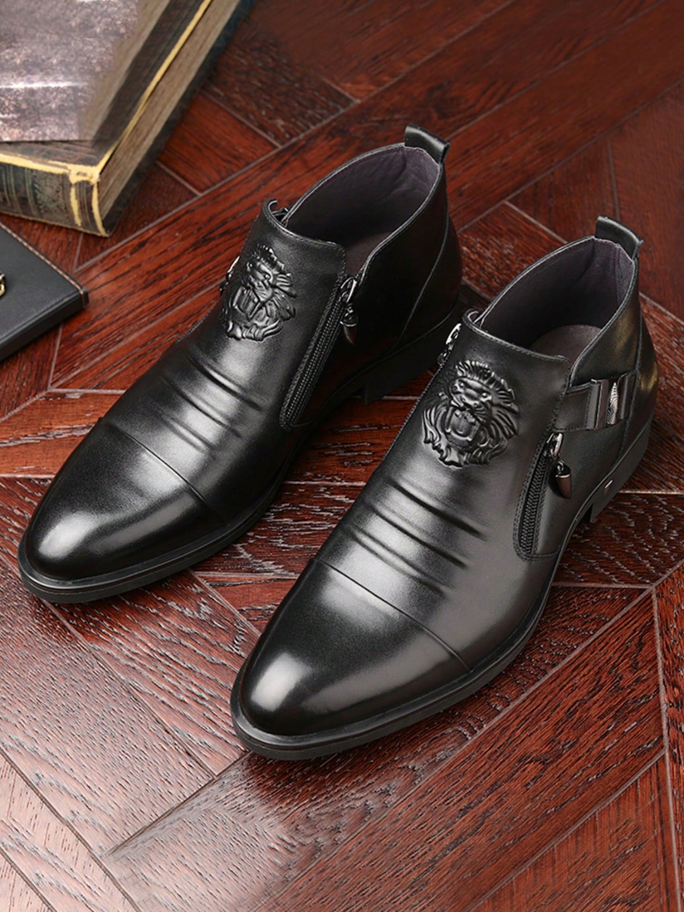 بوت كاحل للرجال تصميم مذهب بالنقش على شكل أسد