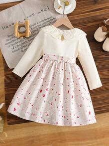 年轻女孩休闲花卉印花连衣裙，配有荷叶边领和同色腰带