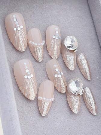 10片杏仁形法式美甲，人造珍珠和水钻点缀金色美人鱼尾巴，奢华百搭，适合所有肤色和年龄，适合派对、婚礼、约会、节日聚会。内含1片果冻胶和1片指甲抛光膏，情人节按压式美甲用品，美甲