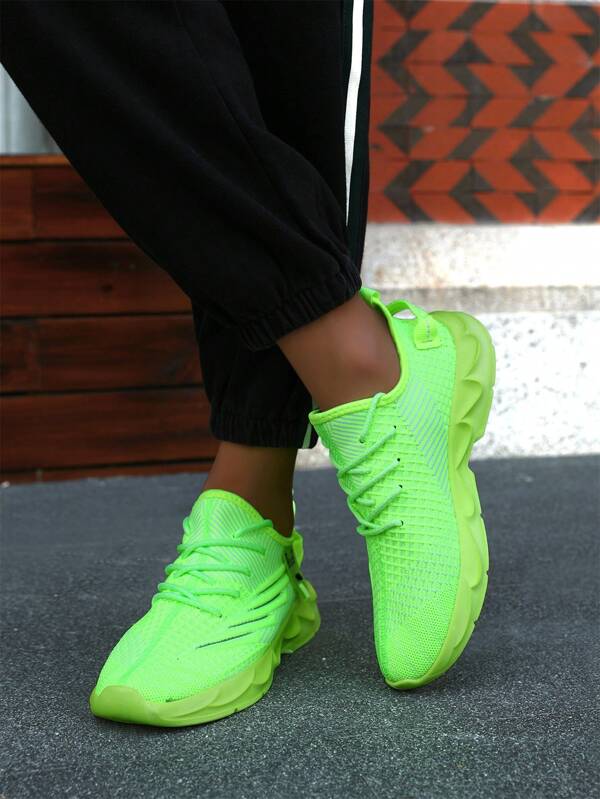 Men's Fashionable Sports Shoes Personalized Sneakers Lightweight Fitness Shoes Outdoor Breathable Mesh Road Running Shoes Walking Casual Shoes