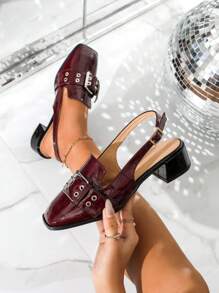 Zapatos de tacón grueso hechos a mano con hebilla de remache rojo burdeos, correa ajustable y hebilla versátil de moda