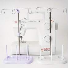 缝纫机可调节线架支架、3 个线轴支架、家用缝纫机配件（带塑料底座和纸质说明书）、兼容包缝机