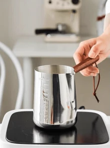 1 件不锈钢拿铁艺术杯，带刻度，奶泡器，蜡熔杯，耐热木手柄，兼容电磁炉，多用途咖啡奶油壶，适用于咖啡馆、咖啡店、家庭使用的牛奶蒸锅，250ml/350ml/600ml/900ml 返校 - 銀色 - 查看 5