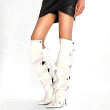 Choiran Botas de tacón de aguja estilo vaquero con punta afilada, diseño plegable hasta la rodilla, con remaches y pliegues para mujer en color blanco - Blanco - Ver 1