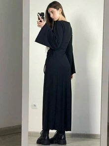 Sukienka damska czarna z długim rękawem, dopasowana, rozkloszowana