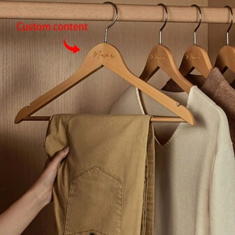 [Personnalisation] 1 pièce Cintre de fête de mariage personnalisé - Cintre de mariage - Cintre en bois sculpté - Cintre de demoiselle d'honneur - Accessoires avec nom des invités de mariage, multifonctionnel, anti-moisissure, décoratif, raffiné, élégant, de haute qualité, adorable, moderne, personnalisé, unique, cadeaux idéaux pour lui, cadeaux idéaux pour elle, elle, petit ami, petite amie, père, mère, famille, amis, fils, fille, enfants, cuisine, salle à manger, chambre à coucher, bureau, salon, maison, jardin, salle de thé, pour les anniversaires, pour les anniversaires, pour le pendaison de crémaillère, pour la remise des diplômes