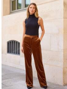 Pantalon long en velours pour femmes avec un design large, une fermeture à boutons et des poches fonctionnelles. Élégant et polyvalent, parfait pour le travail, les rendez-vous romantiques et les rassemblements de vacances