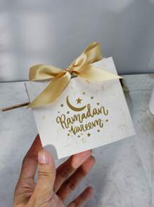 5 piezas Caja de regalo mini con diseño de patrón de mármol de Ramadán Kareem, bolsas de favor elegantes blancas con diseño dorado de luna y estrellas, y cintas de satén. Perfecto para almacenar caramelos, chocolates y regalos pequeños. Ideal para celebraciones de Ramadán, reuniones festivas y sorpresas significativas. Empaque elegante para momentos de regalo memorables.