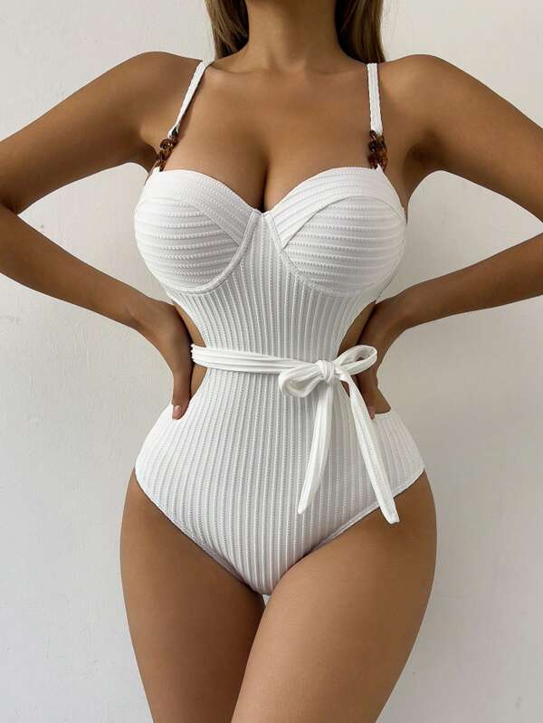 Costume da bagno intero in materiale bianco ruvido, con schiena aperta e coppa rigida